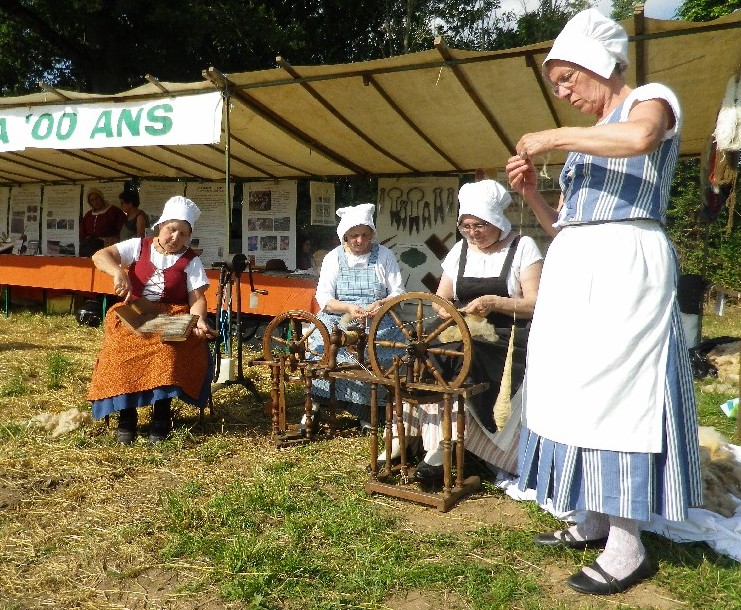 Marie-Annick au cardage, Huguette et Pierrette au rouet et Hélène au fuseau